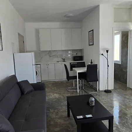 Evandrea Tefkrou - Stylish In Kato Apartamento *