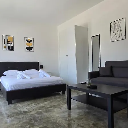 Evandrea Tefkrou - Stylish In Kato Appartement *