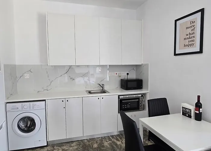 Evandrea Tefkrou - Stylish In Kato *