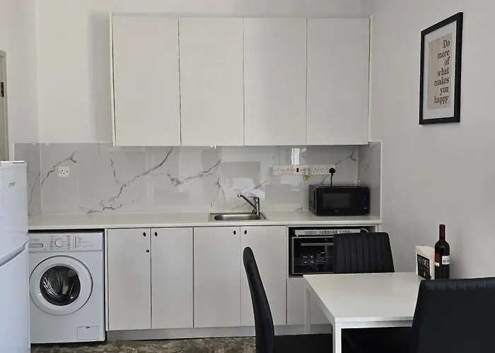 Evandrea Tefkrou - Stylish In Kato Apartman *